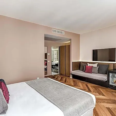 Plinius Lifestyle Otel 4*
